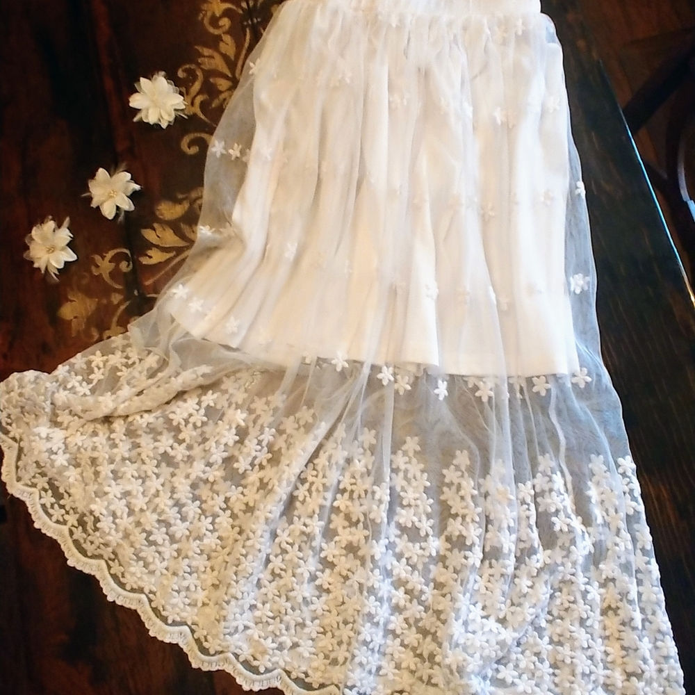 🌼Girl's Daisy white Lace long skirt 🌼 small